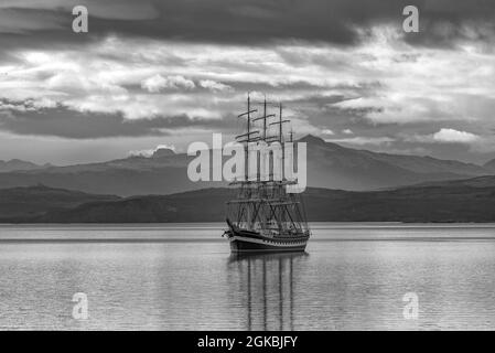 Grand voilier dans le port d'Ushuaia, Patagonie, Argentine Banque D'Images