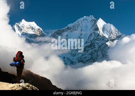 Kangtega et Thamserku avec touristes - belles montagnes au-dessus de la Namche Bazar sur le chemin de l'Everest base Camp - Népal Banque D'Images