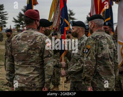Le général de division JP McGee, commandant général de la 101e Division aéroportée (assaut aérien), reçoit les couleurs du Sgt de commandement. Le Maj Bryan Barker, pendant le changement de commandement de la division, le 5 mars 2021, au champ de parade de la division, fort Campbell, Ky. Banque D'Images