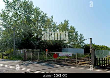 Portes traditionnelles de passage à la gare de Wye, Wye, Kent les portes anciennes, exploitées par un crosskeeper, devaient être améliorées en 2022 Banque D'Images