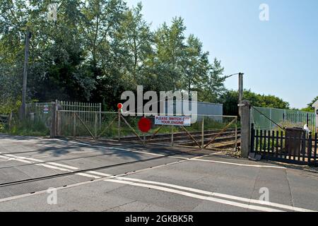 Portes traditionnelles de passage à la gare de Wye, Wye, Kent les portes anciennes, exploitées par un crosskeeper, devaient être améliorées en 2022 Banque D'Images