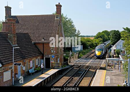 Train « Javelin » de classe 395 de British Rail approchant le passage à niveau manuel à la gare de Wye, à Kent, au Royaume-Uni Banque D'Images