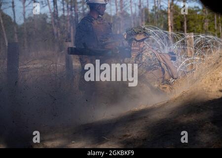 Les Marines des États-Unis, avec le 2e Bataillon, 8e Régiment maritime, 2d Marine Division (2d MARDIV), ont lancé une arme d'assaut multi-usage à l'épaule lors d'une attaque en direct sur la gamme G-29, Camp Lejeune, N.C., le 5 mars 2021. Cette évolution comprenait une formation en direct au niveau des peloons, jour et nuit, pour accroître les compétences en infanterie dynamique et complexe. 2d MARDIV génère des forces létales capables de prendre en charge toute la gamme des opérations dans le monde. Les chefs de petites unités sont chargés par leurs commandants de maintenir les plus hauts niveaux de préparation aux opérations mondiales. Banque D'Images