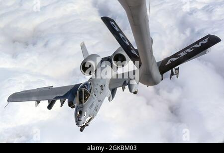 Un Thunderbolt II A-10 du 75e Escadron de chasseurs, à la base aérienne de Moody, en Géorgie, ravitaillent en carburant un KC-135 Stratotanker du 465e Escadron de ravitaillement en vol, à la base aérienne de Tinker, en Oklahoma, en route vers le drapeau rouge le 5 mars 2021. Le 507e ARW effectue des missions quotidiennes de ravitaillement en air à l'échelle locale et mondiale afin de répondre aux exigences du Commandement de la mobilité aérienne et du Commandement stratégique des États-Unis en matière d'ordre de guerre d'urgence. Banque D'Images