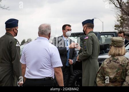 Matthew Leard, commandant de la 97e Escadre de la mobilité aérienne des États-Unis, salue Oklahoma Gov.Kevin Stitt le 5 mars 2021 à la base aérienne d'Altus (AFB), en Oklahoma. Altus AFB est le foyer des seules unités d'entraînement pour l'équipage affecté au C-17 Globemaster III, KC-46 Pegasus et KC-135 Stratotanker. Banque D'Images