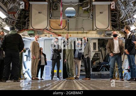 Matthew Leard, le commandant de la 97e Escadre de la mobilité aérienne des États-Unis, parle à Oklahoma Gov. Kevin Stitt sur un C-17 Globemaster III le 5 mars 2021, à la base aérienne d'Altus (AFB), Oklahoma. L'AFB d'Altus est diplômé chaque année de plus de 2,000 aviateurs de mobilité. Banque D'Images