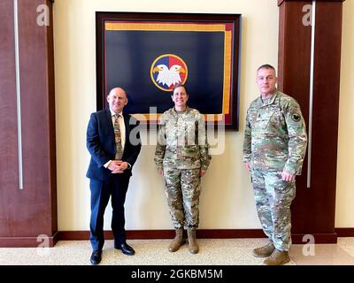L'honorable John E. Whitley, secrétaire intérimaire de l'armée américaine, pose une photo avec le lieutenant-général Jody J. Daniels, chef de la Réserve de l'armée et commandant général du Commandement de la Réserve de l'armée américaine, et le sergent de commandement. Le Maj. Andrew J. Lombardo, Sgt de commandement. Maj. De la Réserve de l'armée américaine, on lors d'une visite à fort Bragg, en Caroline du Nord, le 5 mars 2021. Banque D'Images