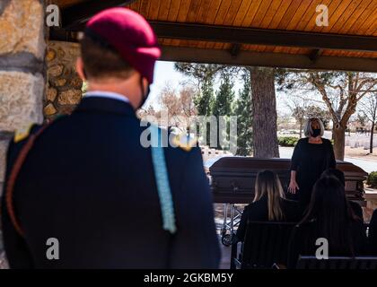 Marlene Pitts, la fille de PFC, un ancien combattant de la Seconde Guerre mondiale récemment décédé. Harvey Brown, parle lors d'un service funéraire au cimetière national de fort Bliss, fort Bliss, Texas, le 5 mars 2021. PFC. Brown a servi pendant la Seconde Guerre mondiale avec le 2e Bataillon, 505e Régiment d'infanterie de parachutistes, 82e ABN. Dive. Et a combattu en Italie, en France, aux pays-Bas et en Belgique. Banque D'Images