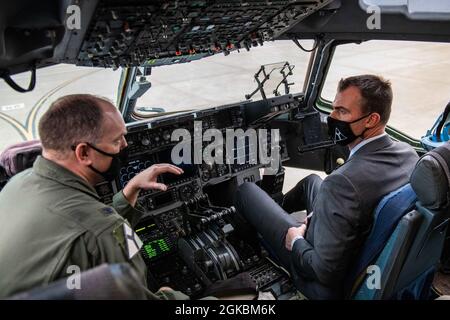 Matthew Leard, colonel de la US Air Force, 97e commandant de l'aile Air Mobility, parle à Oklahoma Gov. Kevin Stitt sur un C-17 Globemaster III, le 5 mars 2021, à la base aérienne d'Altus (AFB), en Oklahoma. Le C-17 est l'une des trois aérodromes de mobilité utilisés pour l'entraînement à l'AFB d'Altus. Banque D'Images