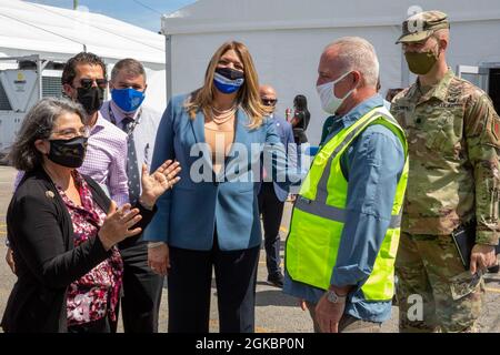 Daniella Levine Cava, à gauche, maire du comté de Miami-Dade, remercie tout le monde pour leur travail acharné et leur soutien après avoir terminé sa visite du centre de vaccination communautaire géré par l'État et soutenu par le gouvernement fédéral à Miami, avec Madeline Pumariega, au centre, la présidente du Miami Dade College, le lieutenant-colonel Buck Carroll de l'armée américaine, commandant de la 5-4 Brigade de l'aviation de combat et de l'équipe de soutien de la vaccination de Miami, et Charlie McDermott, officier de gestion des urgences du département de Floride, le 5 mars 2021. Le Commandement du Nord des États-Unis, par l'entremise de l'Armée du Nord des États-Unis, demeure déterminé à fournir un service souple et continu Banque D'Images