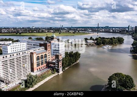 Medenhafen dans Düsseldorf mit dem Rhein. Banque D'Images