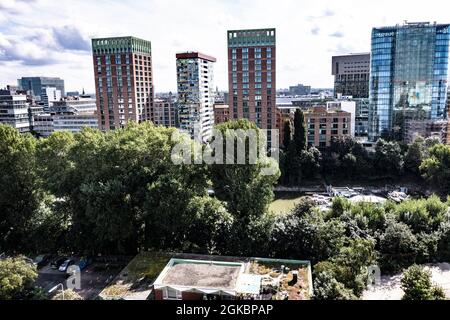 Medenhafen dans Düsseldorf mit dem Rhein. Banque D'Images