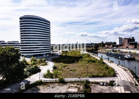 Medenhafen dans Düsseldorf mit dem Rhein. Banque D'Images