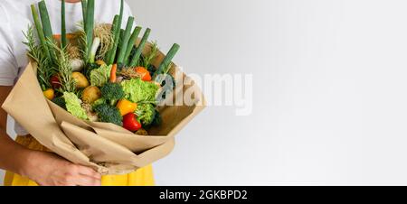 Image en gros plan de la femme tenant un bouquet fait de légumes biologiques cultivés à la maison. Banque D'Images
