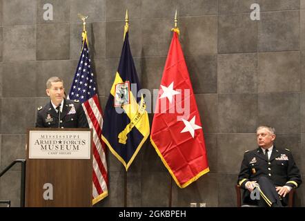 Bang. Le général Michael Cleveland, commandant du 66e commandement de la troupe, s'adresse à un auditoire lors de sa cérémonie de promotion au Camp Shelby joint Forces Training Center, Mississippi, le 6 mars 2021. Cleveland a récemment pris le commandement de 66TC. Banque D'Images