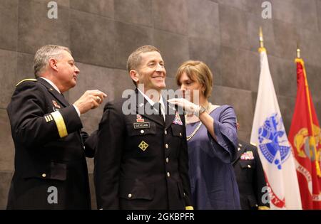 Le général de division Jansen D. Boyles, adjudant général du Mississippi, et Shannon Cleveland, occupent le rang de général de brigade sur Michael Cleveland, commandant du 66e commandement de la troupe, au Camp Shelby joint Forces Training Centre, Mississippi, le 6 mars 2021. Cleveland a récemment pris le commandement de 66TC. Banque D'Images