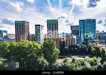 Medenhafen dans Düsseldorf mit dem Rhein. Banque D'Images