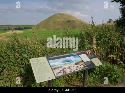 Vues sur la butte antique de Silbury Hill et site du patrimoine préhistorique près d'Avebury, Wiltshire, Angleterre, Royaume-Uni Banque D'Images