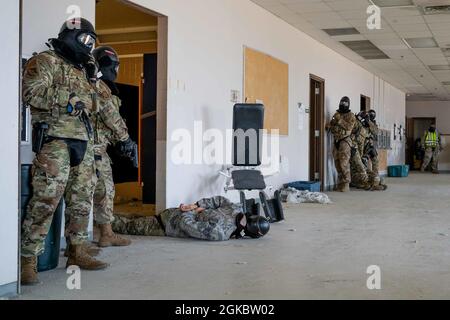 114e les aviateurs des forces de sécurité appréhendent un suspect lors d'un entraînement de tir actif le 6 mars 2021, Sioux Falls, S.D. l'objectif de l'exercice est de réduire le nombre de victimes et de blessures en envoyant deux ou même un seul officier pour intervenir immédiatement et entrer dans le bâtiment. Banque D'Images