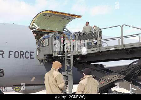 Deux aviateurs du 127e Escadron de préparation à la logistique sont en attente en tant qu'aviateurs du 171e Escadron de ravitaillement aérien. Ils organisent une séance de formation sur la charge de fret sur un KC-135 Stratotanker à la base de la Garde nationale aérienne Selfridge, au Michigan, le 7 mars 2021. Bien que la mission principale du KC-135 soit de servir de ravitailleur air-air, l’avion peut également transporter une variété de marchandises, ce qui ajoute de la souplesse aux opérations de la Force aérienne. Banque D'Images