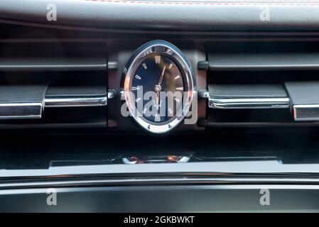 Ukraine, Odessa septembre 8 - 2021: Intérieur de voiture de luxe moderne Maserati Ghibli. Vue de la montre dans la voiture, horloge automobile Banque D'Images