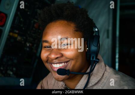 Un pilote d'équipage d'avion KC-135 Stratotanker de la Force aérienne américaine, affecté au 350e Escadron de ravitaillement en vol expéditionnaire, communique avec d'autres membres d'équipage lors d'une mission de la Force aérienne avec des avions B-52 StratoFortress de la 5e Escadre Bomb, base aérienne de Minot, ND, Au-dessus de la zone de responsabilité du Commandement central des États-Unis, 7 mars 2021. Le déploiement des bombardiers souligne l'engagement de l'armée américaine en matière de sécurité régionale et démontre une capacité unique à se déployer rapidement. Le B-52 est un bombardier lourd à longue portée capable de voler à h Banque D'Images