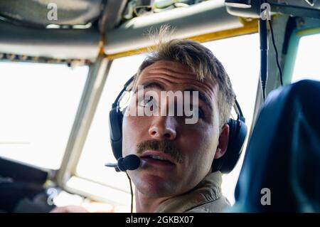 Un pilote d'équipage d'avion KC-135 Stratotanker de la Force aérienne américaine, affecté au 350e Escadron de ravitaillement en vol expéditionnaire, communique avec d'autres membres d'équipage lors d'une mission de la Force aérienne avec des avions B-52 StratoFortress de la 5e Escadre Bomb, base aérienne de Minot, ND, Au-dessus de la zone de responsabilité du Commandement central des États-Unis, 7 mars 2021. Le déploiement des bombardiers souligne l'engagement de l'armée américaine en matière de sécurité régionale et démontre une capacité unique à se déployer rapidement. Le B-52 est un bombardier lourd à longue portée capable de voler à h Banque D'Images