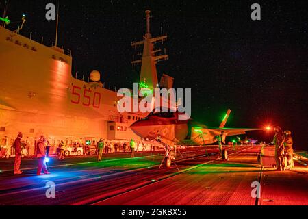 OCÉAN ATLANTIQUE OUEST (7 mars 2021) pilotes d'essai du F-35 Marine américaine le Maj. Brad Leeman, BF-05, et British Royal Navy le lieutenant Cmdr. Barry Pilkington, BF-19, effectue des vols d'évaluation d'éclairage de nuit dans les variantes F-35B à décollage court et atterrissage vertical (STOVL) du jet à bord du porte-avions italien ITS Cavour (CVH 550). Les pilotes de l'Escadron d'essais et d'évaluation aériens (VX) 23 sont embarqués ici avec la F-35 Patuxent River Integrated Test Force (ITF) pour des essais en mer sur le navire amiral de la Marine italienne. Cavour est dans la première phase de sa campagne « prêt pour les opérations » pour certifier son utilisation de la Fig de cinquième génération Banque D'Images