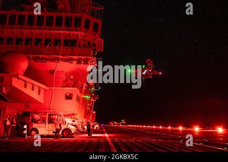 OCÉAN ATLANTIQUE OUEST (7 mars 2021) pilotes d'essai du F-35 Marine américaine le Maj. Brad Leeman, BF-05, et British Royal Navy le lieutenant Cmdr. Barry Pilkington, BF-19, effectue des vols d'évaluation d'éclairage de nuit dans les variantes F-35B à décollage court et atterrissage vertical (STOVL) du jet à bord du porte-avions italien ITS Cavour (CVH 550). Les pilotes de l'Escadron d'essais et d'évaluation aériens (VX) 23 sont embarqués ici avec la F-35 Patuxent River Integrated Test Force (ITF) pour des essais en mer sur le navire amiral de la Marine italienne. Cavour est dans la première phase de sa campagne « prêt pour les opérations » pour certifier son utilisation de la Fig de cinquième génération Banque D'Images