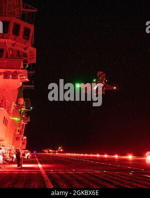 OCÉAN ATLANTIQUE OUEST (7 mars 2021) pilotes d'essai du F-35 Marine américaine le Maj. Brad Leeman, BF-05, et British Royal Navy le lieutenant Cmdr. Barry Pilkington, BF-19, effectue des vols d'évaluation d'éclairage de nuit dans les variantes F-35B à décollage court et atterrissage vertical (STOVL) du jet à bord du porte-avions italien ITS Cavour (CVH 550). Les pilotes de l'Escadron d'essais et d'évaluation aériens (VX) 23 sont embarqués ici avec la F-35 Patuxent River Integrated Test Force (ITF) pour des essais en mer sur le navire amiral de la Marine italienne. Cavour est dans la première phase de sa campagne « prêt pour les opérations » pour certifier son utilisation de la Fig de cinquième génération Banque D'Images