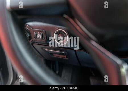 Bouton de démarrage et d'arrêt du moteur. Voiture à l'intérieur. Démarreur à distance. Détails modernes de l'intérieur de la voiture. Mise au point sélective Banque D'Images