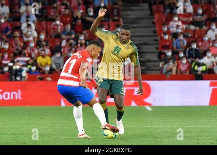 Grenade, Espagne. 13 septembre 2021. Darwin Machis de Grenade CF concurrence pour le ballon avec William Carvalho de Real Betis lors du match de la Ligue entre Granada CF et Real Betis au stade Nuevo Los Carmenes le 13 septembre 2021 à Grenade, Espagne. (Photo de José M Baldomero/Pacific Press) crédit: Pacific Press Media production Corp./Alay Live News Banque D'Images