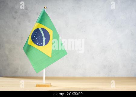 Drapeau de table du Brésil sur un mur texturé blanc. Espace de copie pour le texte, les conceptions ou les mises en plan Banque D'Images
