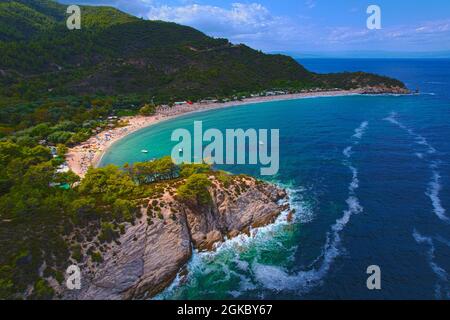 Tir de drone de l'incroyable plage armenistis sur chalkidiki en grèce Banque D'Images