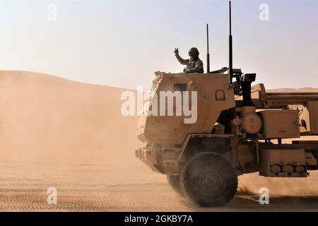 Un système de fusée d'artillerie à haute mobilité se déplace au cours d'un exercice de tir en direct au Moyen-Orient Banque D'Images