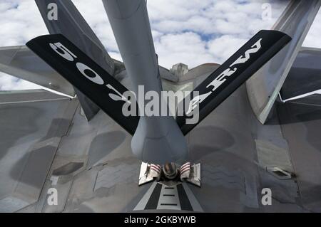 Un pilote de l'équipe de démonstration F-22 Raptor ravitaillent en carburant un KC-135 Stratotanker du 465e Escadron de ravitaillement en vol affecté à la base aérienne de Tinker, Oklahoma, le 8 mars 2021. L'équipe F-22 de la base interarmées Langley–Eustis, en Virginie, est affectée au Commandement de combat aérien et a reçu du carburant des Okies pendant leur vol de retour à leur station d'accueil après avoir fait un spectacle aérien. Banque D'Images