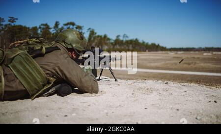 Une Marine hollandaise dotée du 32e Escadron de raids se lance à diverses cibles sur le champ G-12, Camp Lejeune, N.C., le 8 mars 2021. Marines avec 2d reconnaissance Battalion, 2d Marine Division et Royal Dutch Marines avec 32e Escadron de raiding ont utilisé la gamme pour l'entraînement de sniper pendant l'exercice Caribbean Urban Warrior, une évolution bilatérale d'entraînement qui augmente l'interopérabilité entre les deux pays dans différents environnements. Banque D'Images