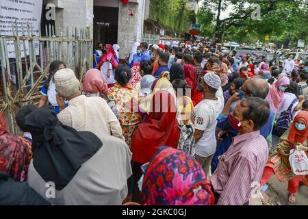 Les étudiants et les parentsâÂ Â Â Â Â Â Â Â Â Â Â Â Â Â Â Â Â Â Â Â Â Â Â Â Â Â Â Â Â Â Â Â Â Â Â Â Â Â Â Â Â Â Â Â Â Â Â Â Â Â Â Â Â Â Â Â€ 13 2021 Les écoles du pays ont rouvert dimanche après une longue fermeture d'un an et demi. Aujourd'hui, lundi, est le deuxième jour d'école depuis la réouverture. Photo de Suvra Kanti Das/ABACAPRESS.COM Banque D'Images