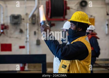 210308-N-PC065-1047 OCÉAN ATLANTIQUE (le 8 mars 2021) le compagnon de Boatswain de 2e classe Dwayne Walker, de Manchester (Jamaïque), dirige l'utilitaire d'embarcation de débarquement (LCU 1662) dans le pont de puits du navire de transport amphibie de classe San Antonio USS Arlington (LPD 24), le 8 mars 2021. Arlington est en cours dans l'océan Atlantique. Banque D'Images