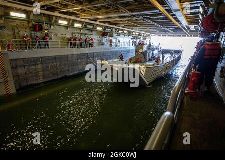 210308-N-PC065-1100 OCÉAN ATLANTIQUE (le 8 mars 2021) des marins affectés au navire de transport amphibie de classe San Antonio USS Arlington (LPD 24) conduisent des opérations de pont de puits avec Landing Craft Utility (LCU 1662), le 8 mars 2021. Arlington est en cours dans l'océan Atlantique. Banque D'Images