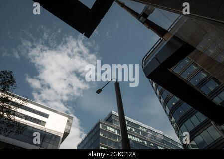 Vue de bas en haut du centre d'affaires de la station de métro Belorusskaya à Moscou. Banque D'Images