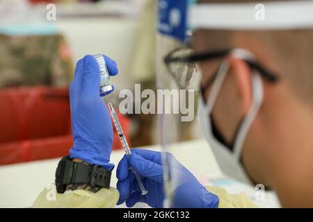 SPC. Rolando Santiago, un medic de la Garde nationale de Porto Rico, prépare un vaccin COVID-19 à l'Egida del Policía à Trujillo Alto, Porto Rico, le 8 mars 2021. Les soldats et les aviateurs affectés à la Force opérationnelle interarmées - Porto Rico poursuivent leur engagement sans fin à vacciner tous les citoyens âgés de l'île. Banque D'Images