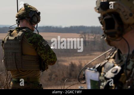 Un instructeur de 137e vol d'entraînement au combat (137e CTF) (à droite) observe un étudiant estonien du groupe de contrôle aérien tactique construire un support aérien étroit 9 lignes au cours d'un exercice noté dans le cadre de la dernière semaine du cours de qualification de contrôleur d'attaque de terminal conjoint (JTACQC), Organisé par le 137e FCT de la base de la Garde nationale de Will Rogers Air à Oklahoma City, à la chaîne Razorback près de fort Smith, en Arkansas, le 8 mars 2021. Les étudiants internationaux des pays partenaires suivent les mêmes cours et passent les mêmes tests que leurs homologues américains, ce qui les rend interchangeables dans les environnements de coalition conjointe. Banque D'Images