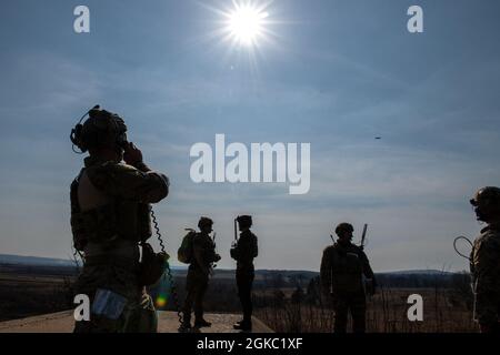 Les étudiants inscrits au cours de qualification du contrôleur d'attaque de terminal interarmées (JTAC), organisé par le 137e vol d'entraînement au combat (137e CTF) de la base de la Garde nationale Will Rogers Air à Oklahoma City, travaillent avec leurs instructeurs au cours de la dernière semaine d'essais pour devenir des JTAC qualifiés à la chaîne de Razorback, près de fort Smith, Ark., 8 mars 2021. Le 137e CTF est l'une des deux seules unités de la Force aérienne des États-Unis qui offrent cette formation et est composé d'aviateurs Active Duty et Guard. L'unité a accueilli son premier étudiant partenaire international au cours de ce cours particulier. Banque D'Images