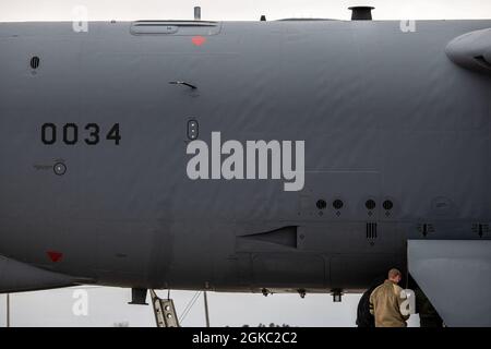 Un B-52H Stratoforteresse 'Wise Guy' atterrit le 9 mars 2021 à la base aérienne de Minot, ND. Wise Guy est l'un des derniers B-52 à être ressuscité de la base aérienne de Davis-Monthan. Banque D'Images