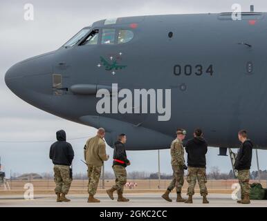 Un B-52H Stratoforteresse 'Wise Guy' atterrit le 9 mars 2021 à la base aérienne de Minot, ND. Wise Guy est l'un des derniers B-52 à être ressuscité de la base aérienne de Davis-Monthan. Banque D'Images