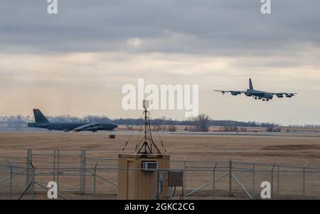 Un B-52H Stratoforteresse 'Wise Guy' atterrit le 9 mars 2021 à la base aérienne de Minot, ND. Wise Guy est l'un des derniers B-52 à être ressuscité de la base aérienne de Davis-Monthan. Banque D'Images