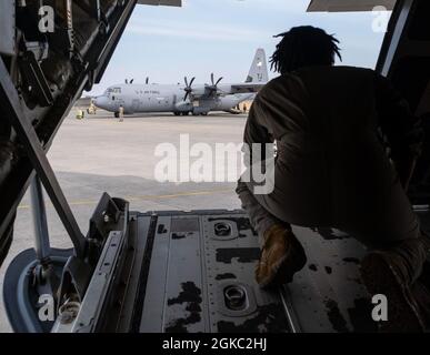 Sergent d'état-major Toiannah Campbell, chargée de charge du 36e Escadron de transport aérien, surveille tous les dangers alors qu'un C-130J Super Hercules se replace dans une place de stationnement d'avion sur la ligne de vol de la base aérienne de Yokota, au Japon, à la suite d'une chute de personnel pour l'exercice Airborne 21, le 9 mars 2021. Au cours de l'exercice, plus de 500 parachutistes de la Force de défense terrestre du Japon ont effectué un saut de ligne statique à partir de 12 C-130 de la Force aérienne des États-Unis, ce qui en fait la plus importante chute de personnel de l'histoire entre les États-Unis et le Japon. Banque D'Images