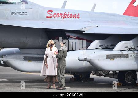 210309-N-OC394-1031 OAK HARBOUR, Washington (9 mars 2021) la première dame, le Dr Jill Biden, parle au lieutenant Cate Oakley, à la base aérienne navale de Whidbey Island le 9 mars 2021. Le Dr Biden a visité la base pour montrer son soutien aux militaires et à leurs familles et parler de l'Initiative des Forces interarmées. Banque D'Images