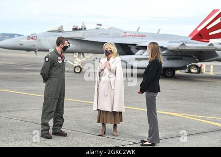 210309-N-OC394-1031 OAK HARBOUR, Washington (9 mars 2021) la première dame, le Dr Jill Biden, parle avec Cmdr. Kerry Hicks, commandant de la VAQ-129, et M. Hicks lors d'une visite à la base aérienne navale de l'île Whidbey le 9 mars 2021. Le Dr Biden a visité la base pour montrer son soutien aux militaires et à leurs familles, et parler de l'Initiative des Forces interarmées. Banque D'Images